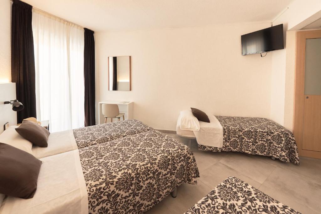 Hotel Miami Calella - El de siempre, como nunca — Hotel rooms in Calella, Catalonia