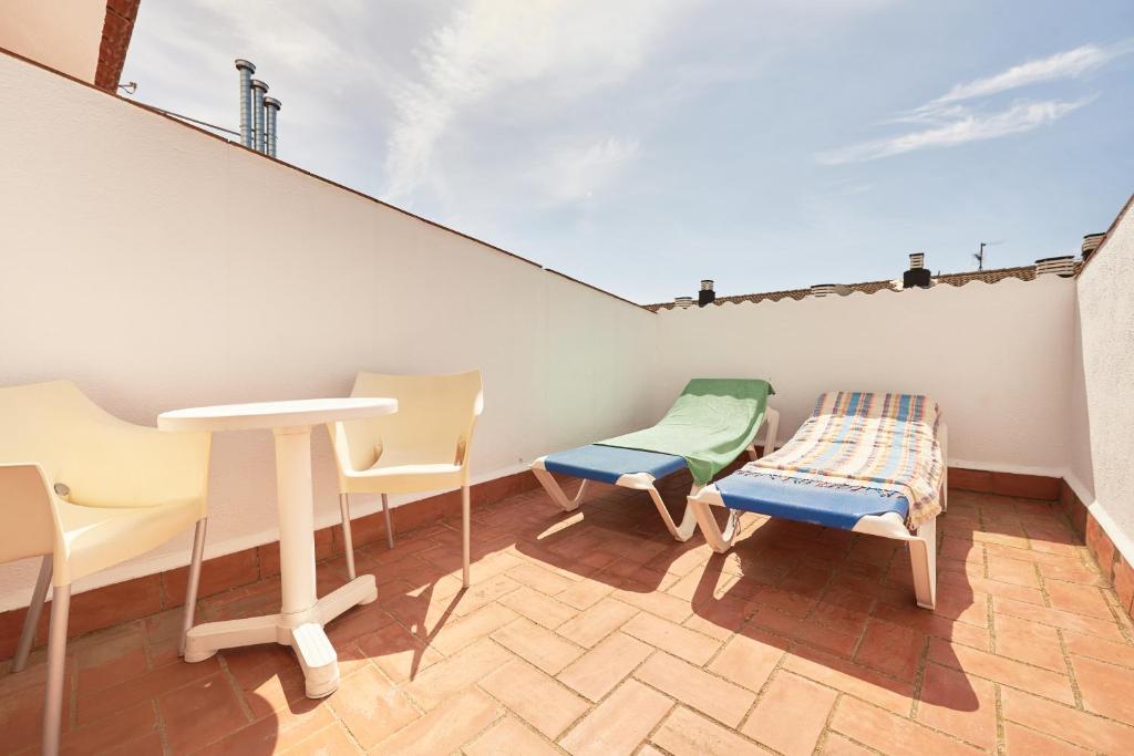 Hotel Miami Calella - El de siempre, como nunca — Hotel building in Calella, Catalonia