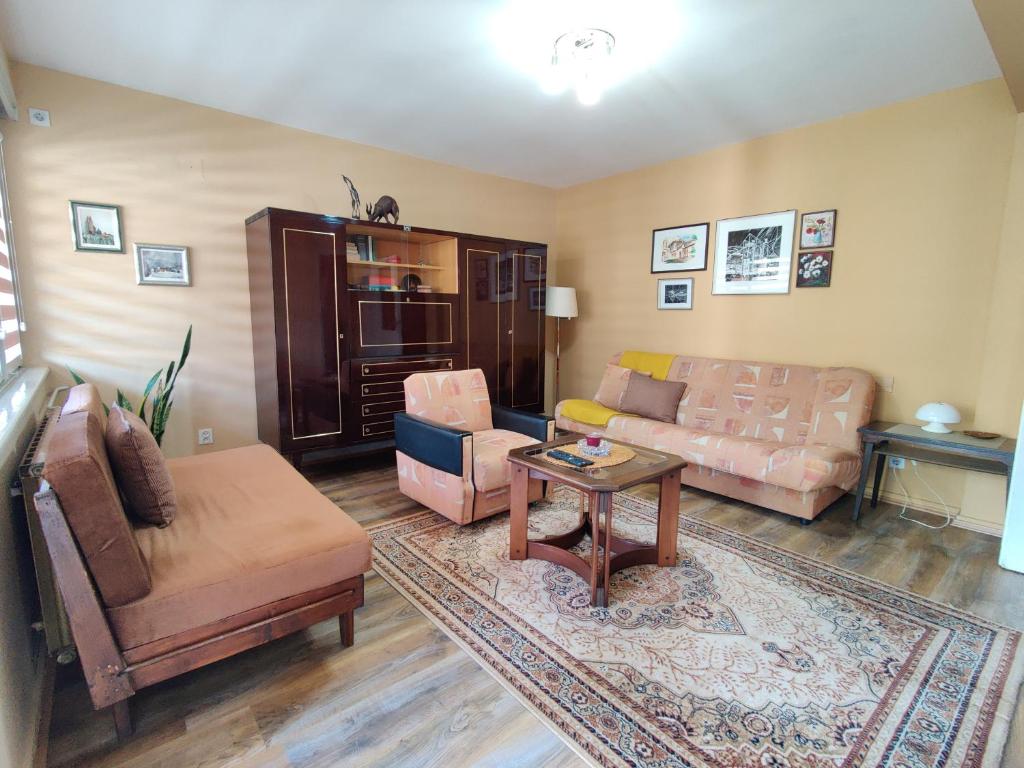 Aunt's Place - 5