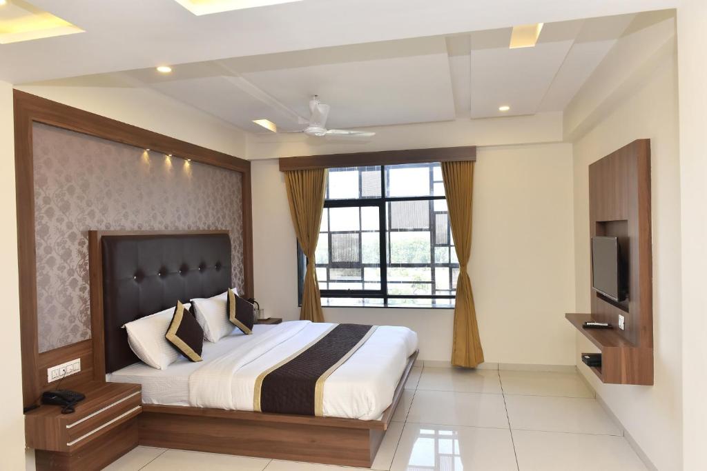 Hotel Royal Square by Sky Stays photo