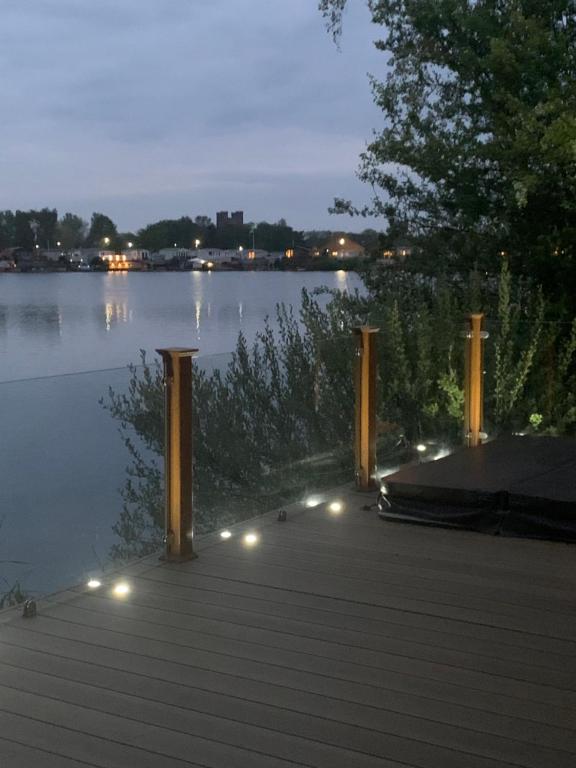 Lakeside lodge with Hot Tub