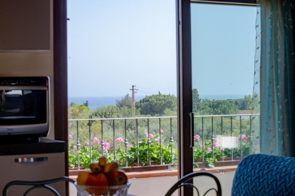 One bedroom appartement at Capitana 350 m away from the beach with sea view garden and wifi image2