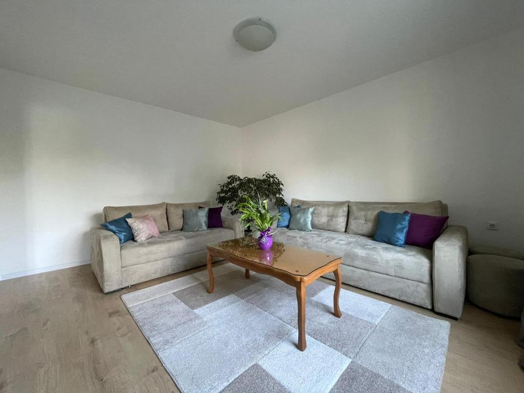 Sunny Garden Apartment - 2