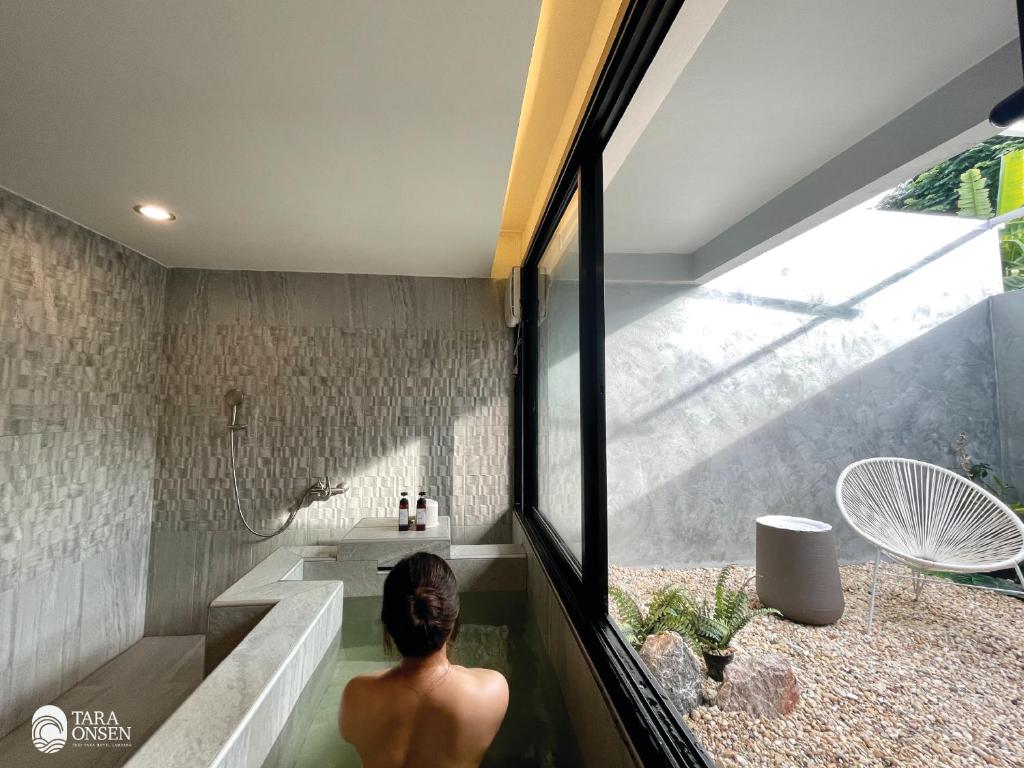 Tắm suối nước nóng