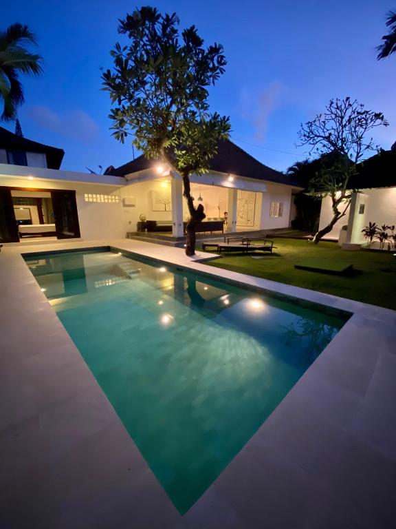 Villa EMMA | heart of Seminyak | 350m Beach photo