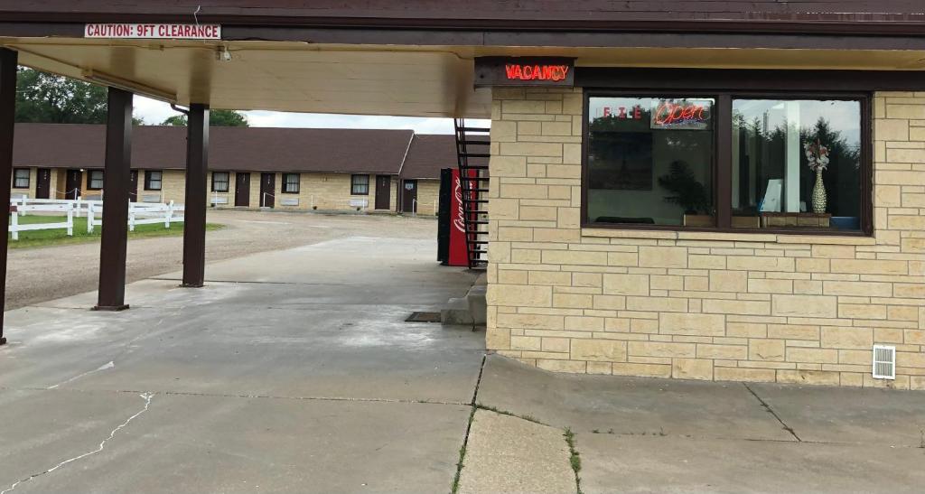 Budget Host Inn - Emporia photo
