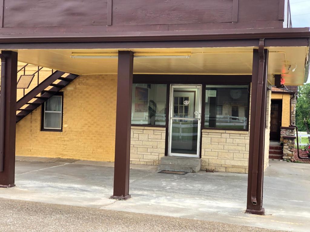 Budget Host Inn - Emporia photo