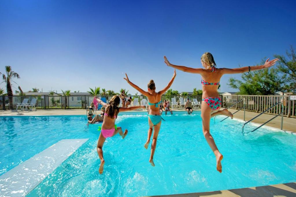 LES PIEDS DANS L'EAU A PALAVAS ! Mer à 50 m ! Espace aquatique ,toboggans, MHome 6 Pers climatisé CAMPING 4 ETOILES - 5