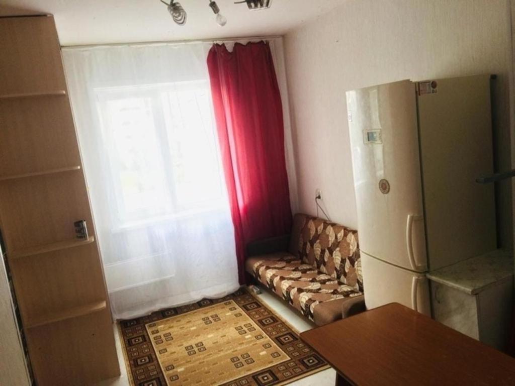Общага в красноярске для студентов. Комнаты в общежитии 12 кв. Комната в общаге красноярск. Комната в общаге красноярск. М без мебели.