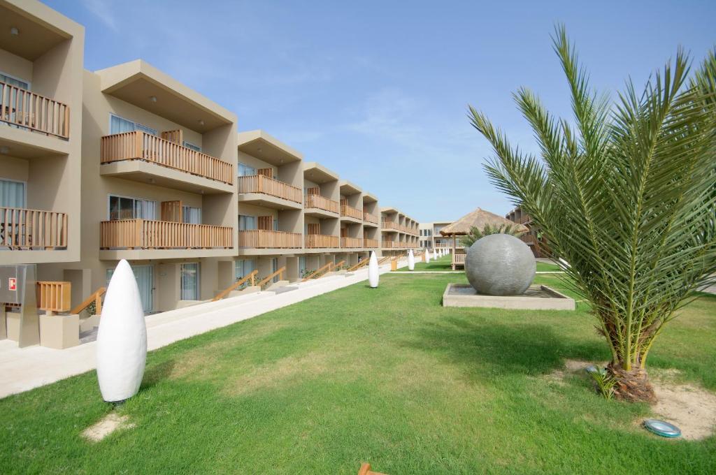 Oasis Salinas Sea — Hotel building in Santa Maria