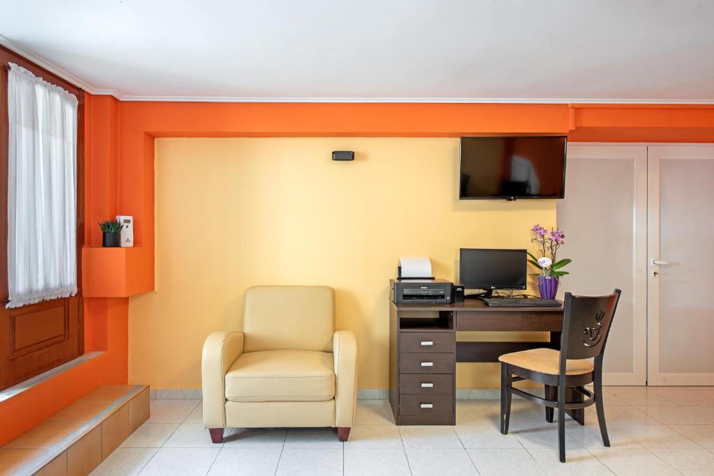 Shared lounge/TV area