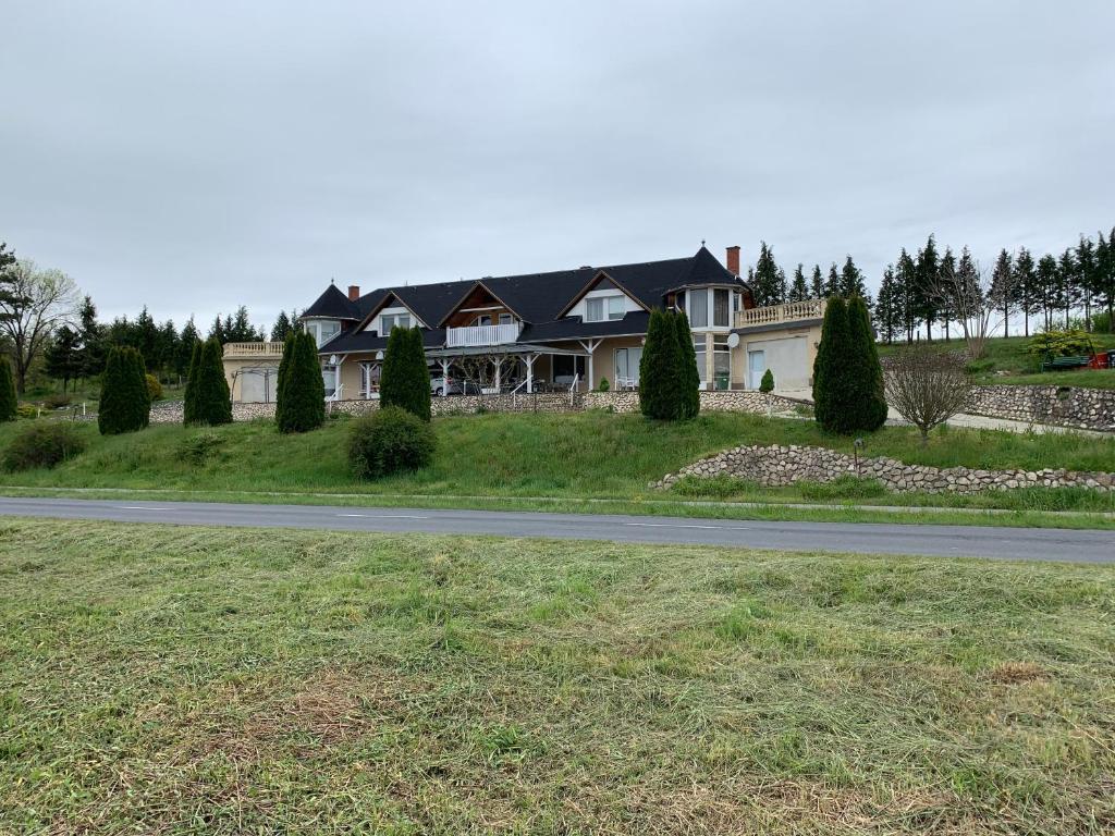 Arthaus Rönök, Rönök