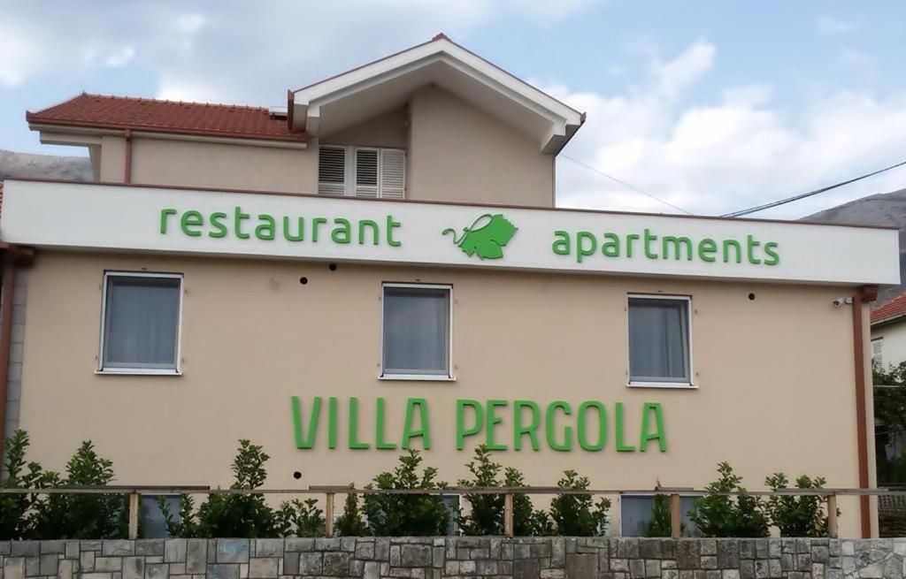 villa pergola photo