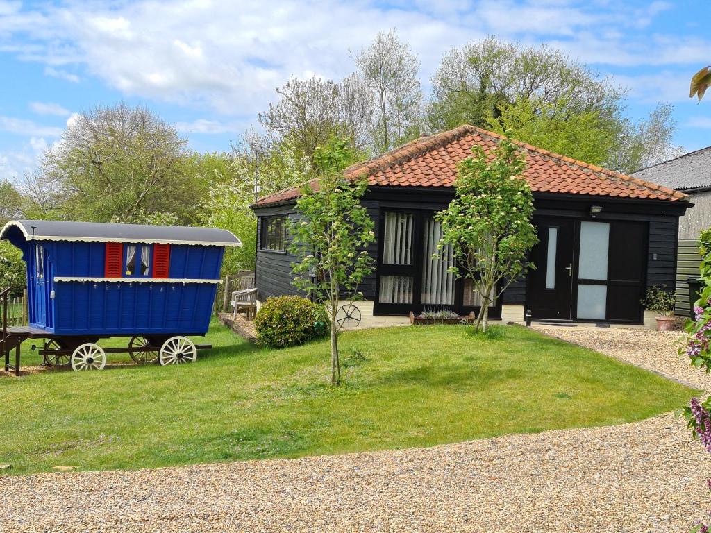 Inviting 2 bedroom barn conversion rural Norfolk, Holiday home Loddon