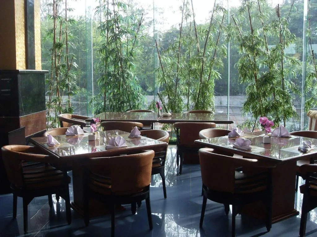 Hotel Oval, hotel in Surabaya