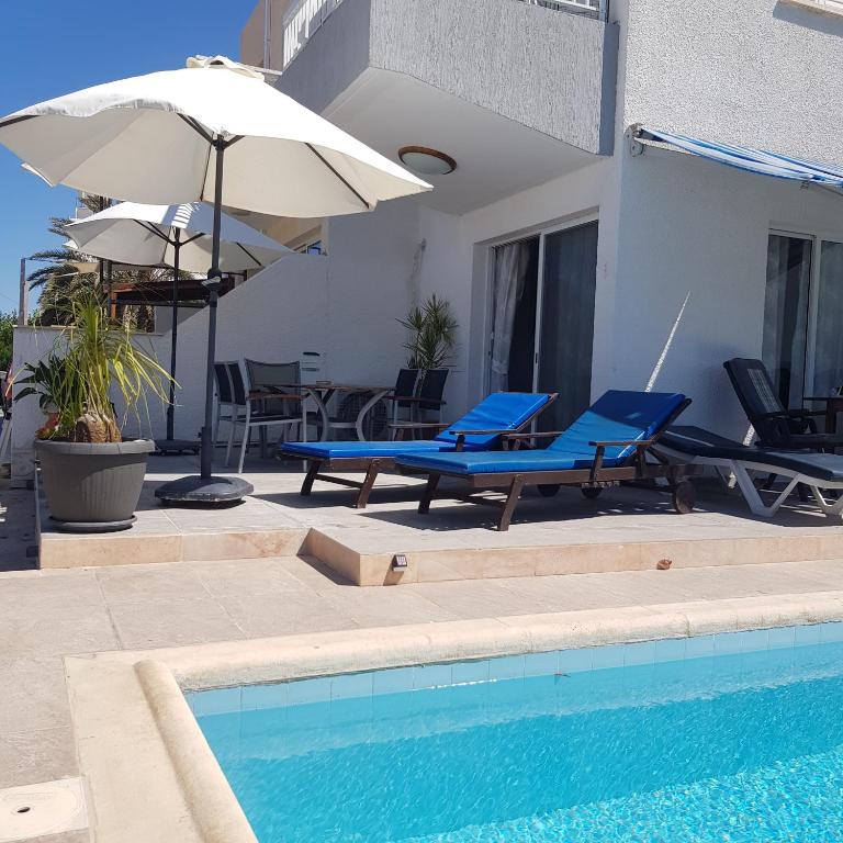 Peaceful semi detached house with private pool near the sea — Hotel in Paphos