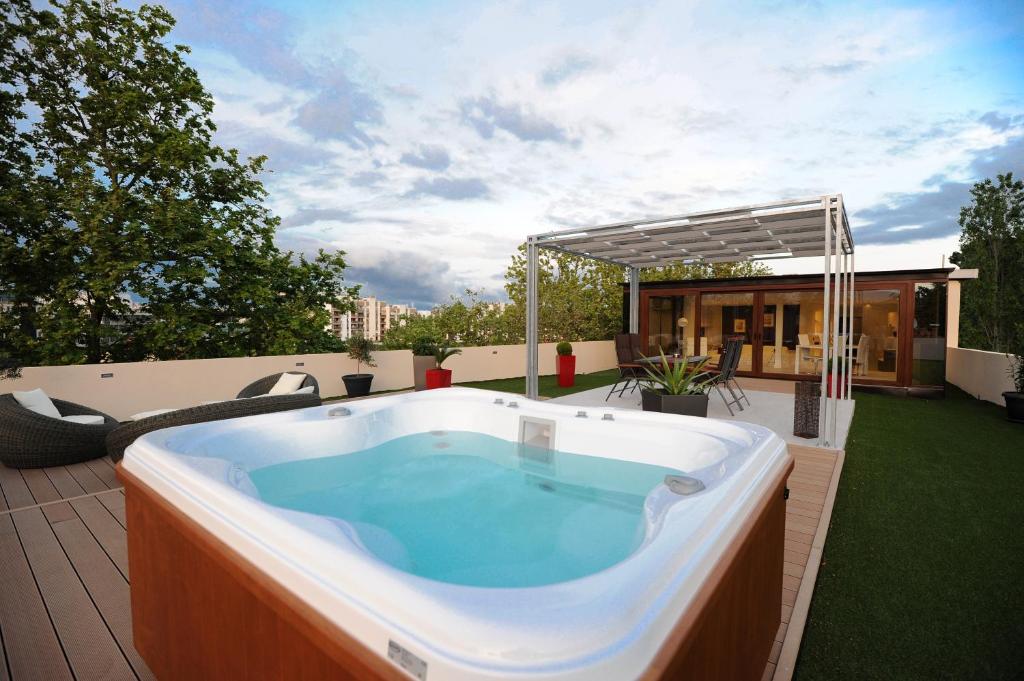 Feel Good Penthouse With Jacuzzi — Hotel in Zadar