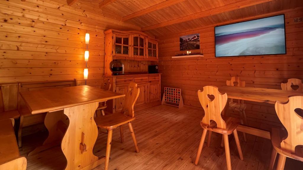 Shared lounge/TV area, Walters Hostel Interlaken in Interlaken