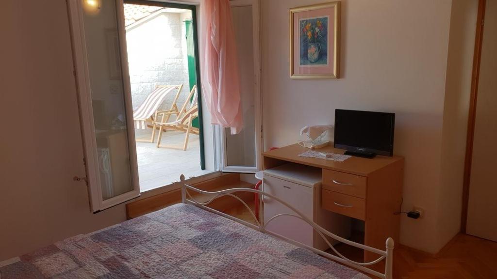 Room in Bol with terrace, air conditioning, WiFi, washing machine 3416-6, Bol