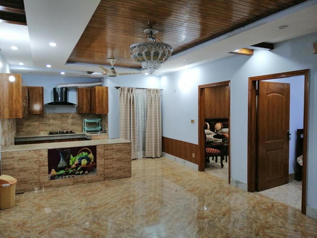 Full Private House Floor with Lounge &amp; Balcony - Townhouse - Homestay — Hotel in Lahore