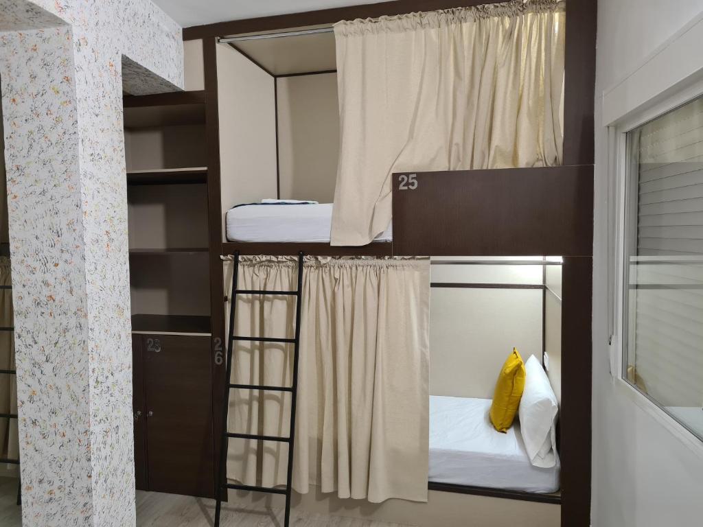 Hostel M-A Rooms Mate — Hotel in Madrid