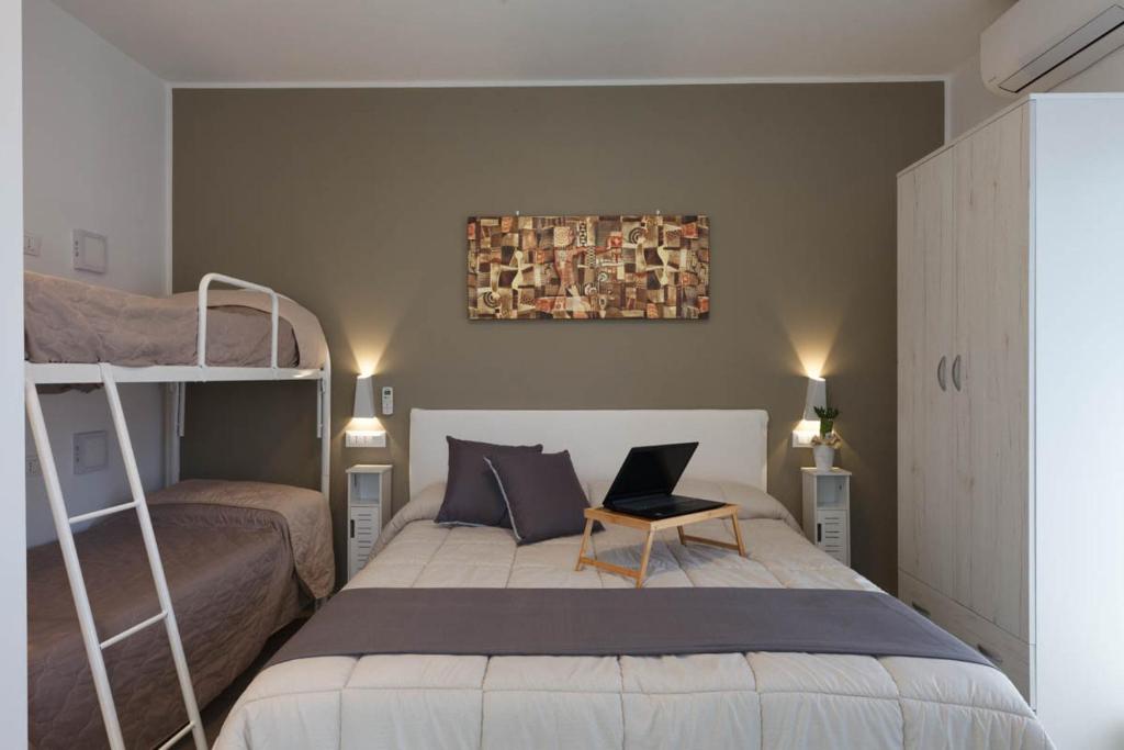 Four seven hotel стамбул. Seven rooms звонил. 7 rooms. спальня сицилия серый. винтерфельд на новокузнецком отель.