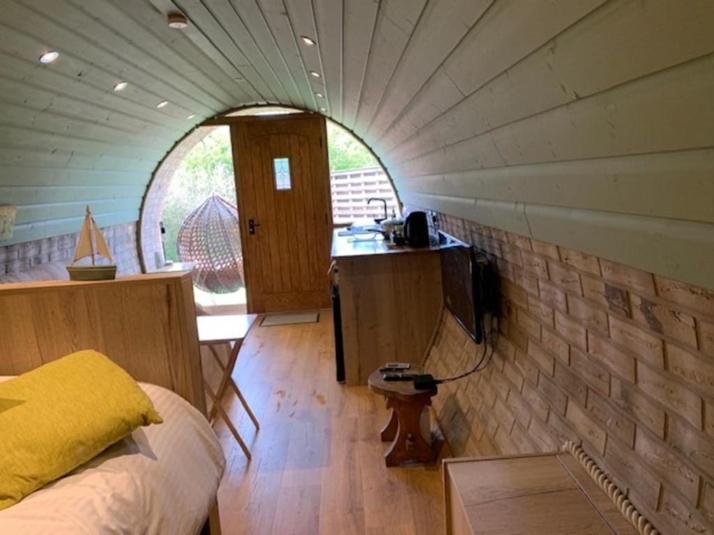 Luxury Pod-Sleeps 2-Hot Tub-Pets-Garden photo 7
