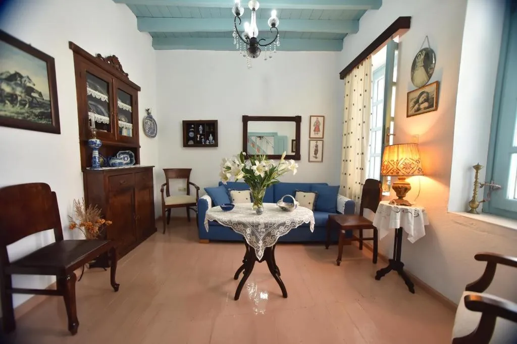 Traditional house by the sea, hotel en Mandrakion