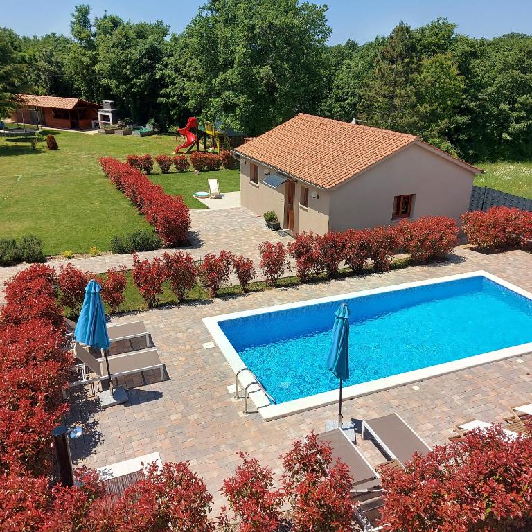 Guest house with pool — Hotel in Zabrežani