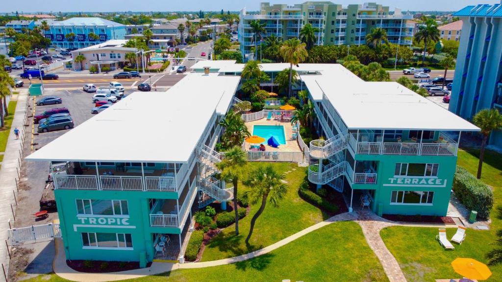 Tropic Terrace #23 - Beachfront Rental condo — Hotel in Treasure Island (FL)