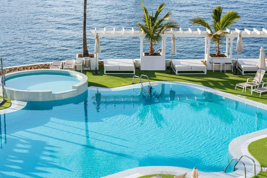 スイミングプール