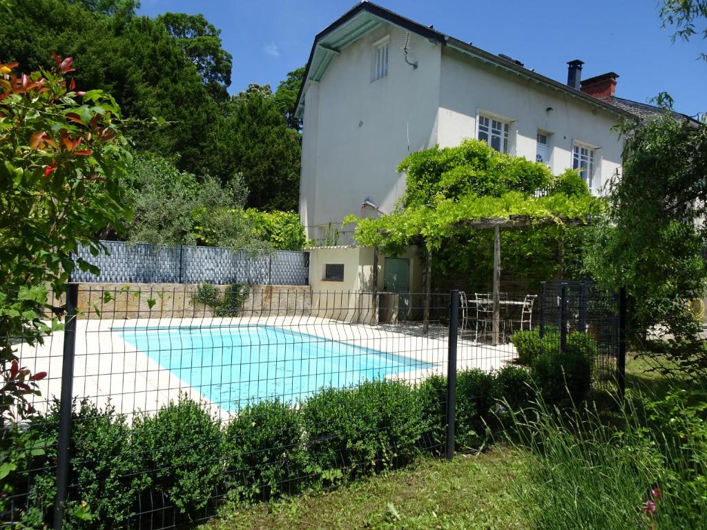 Maison avec piscine et jardin