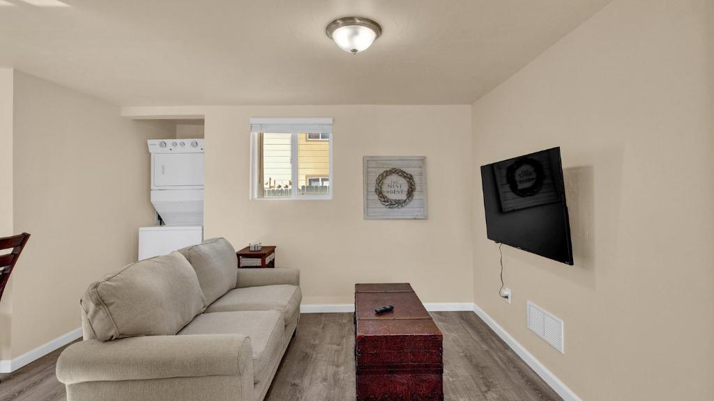 Your Nest Away from Home, Colorado Springs