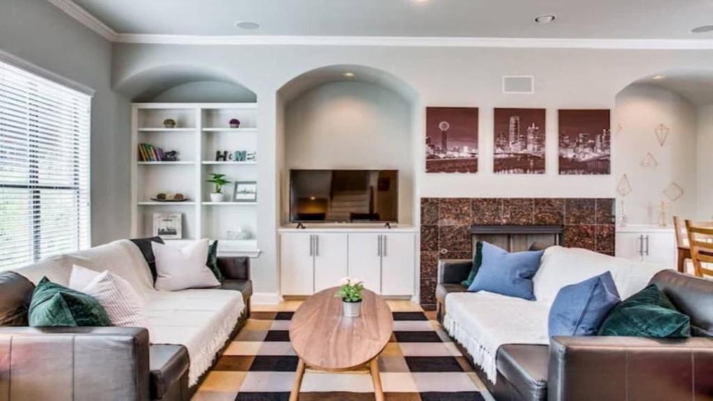 Stylish Three-Story Oak Lawn House — Hotel in Dallas (TX)