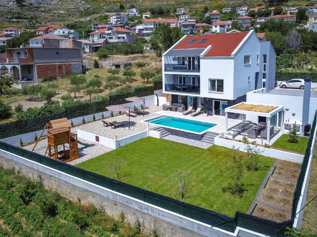 Villa Angelus with heated pool 전경