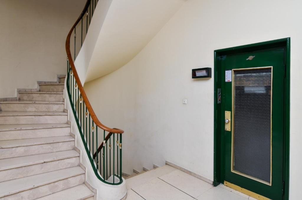 Athens Stylish studio in front of Syntagma metro stop for 2 photo