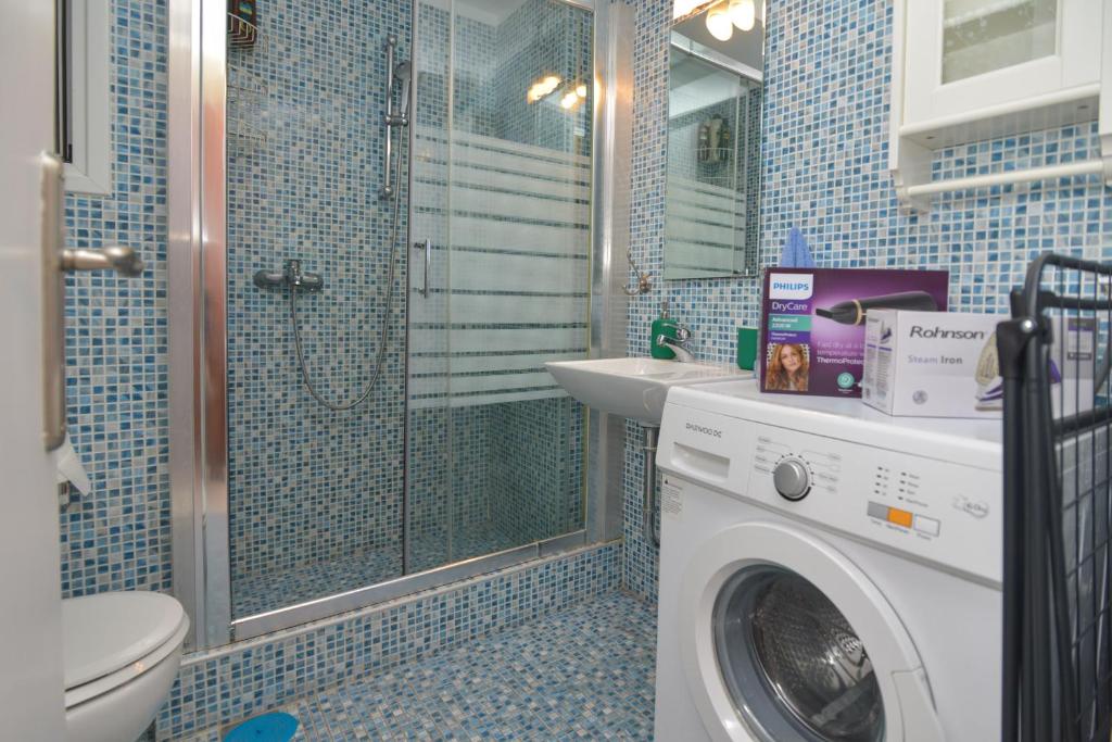 Athens Stylish studio in front of Syntagma metro stop for 2 photo