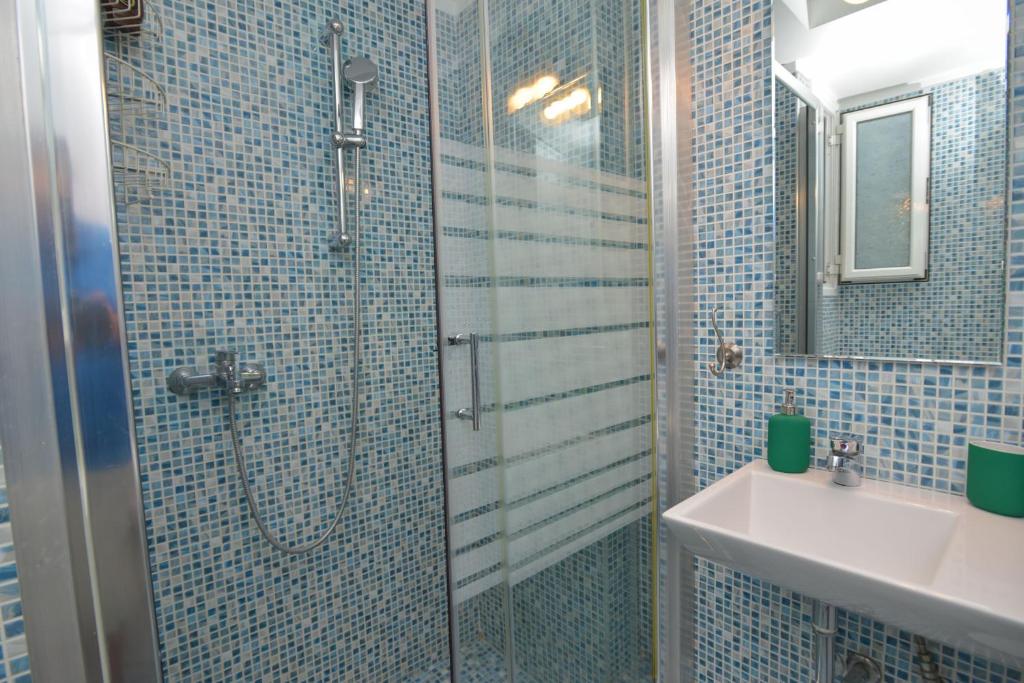 Athens Stylish studio in front of Syntagma metro stop for 2 photo