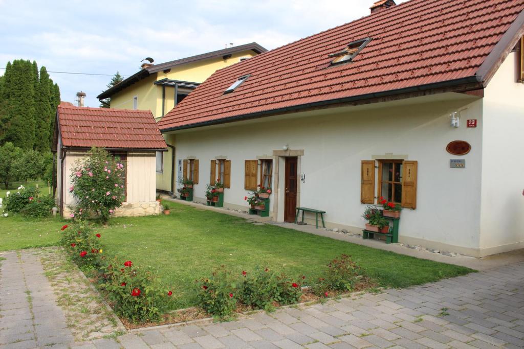 Sleeping in Village, Svečina