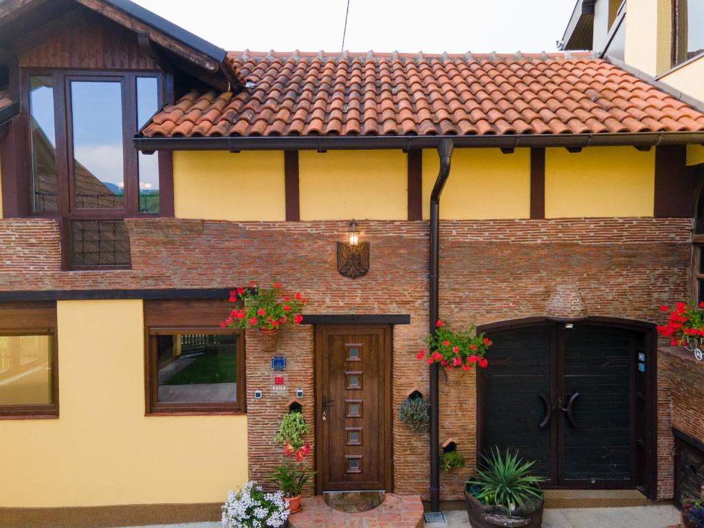 BRICK APARTMENT - 5