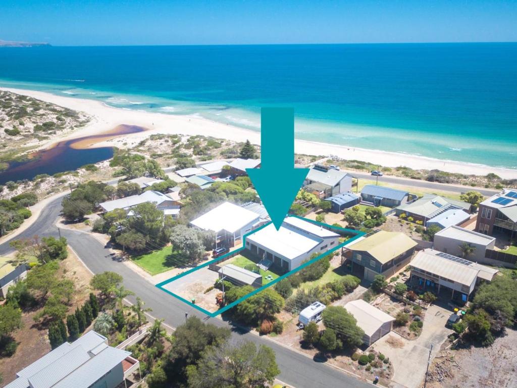 Luxury on Lewis 6 Lewis Road — Hotel in Carrickalinga