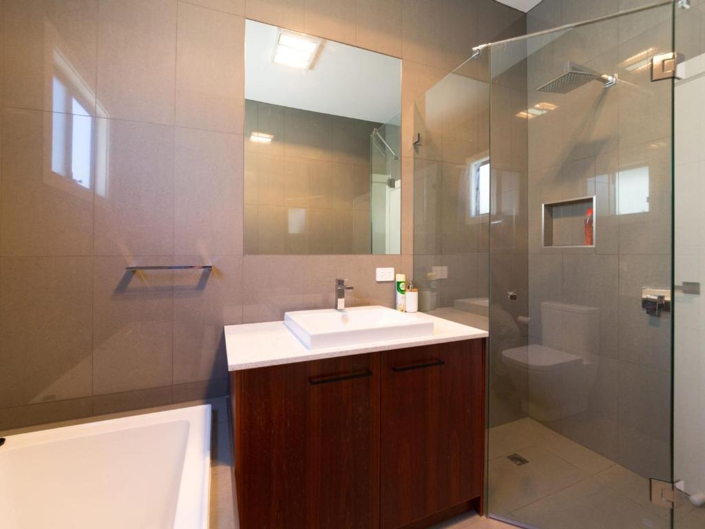 Luxury on Lewis 6 Lewis Road photo
