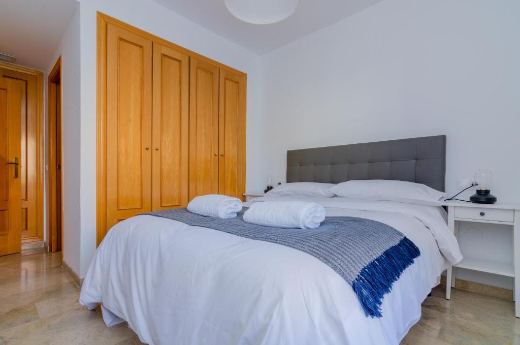 WintowinRentals Teatinos, Metro, Free Parking & Pool. - 2