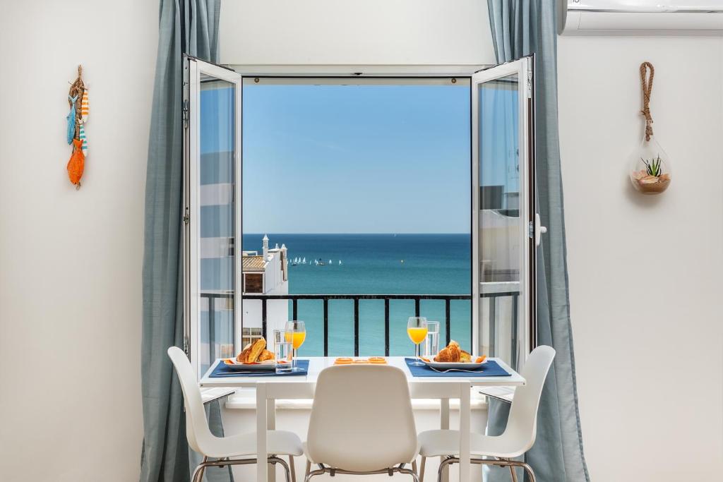 Modern ocean view apt 2 min walk to beach, Quarteira