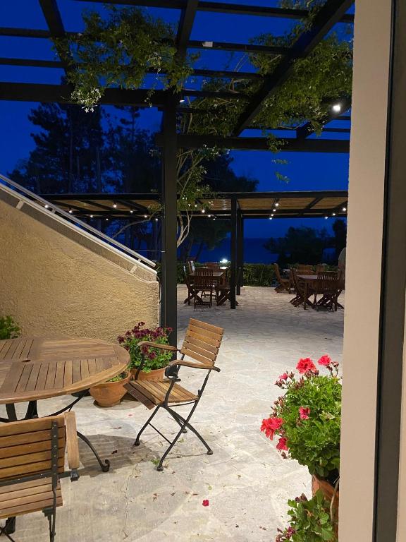 Panas Hotel — Restaurant & bars in Pesádha, Ionian Islands