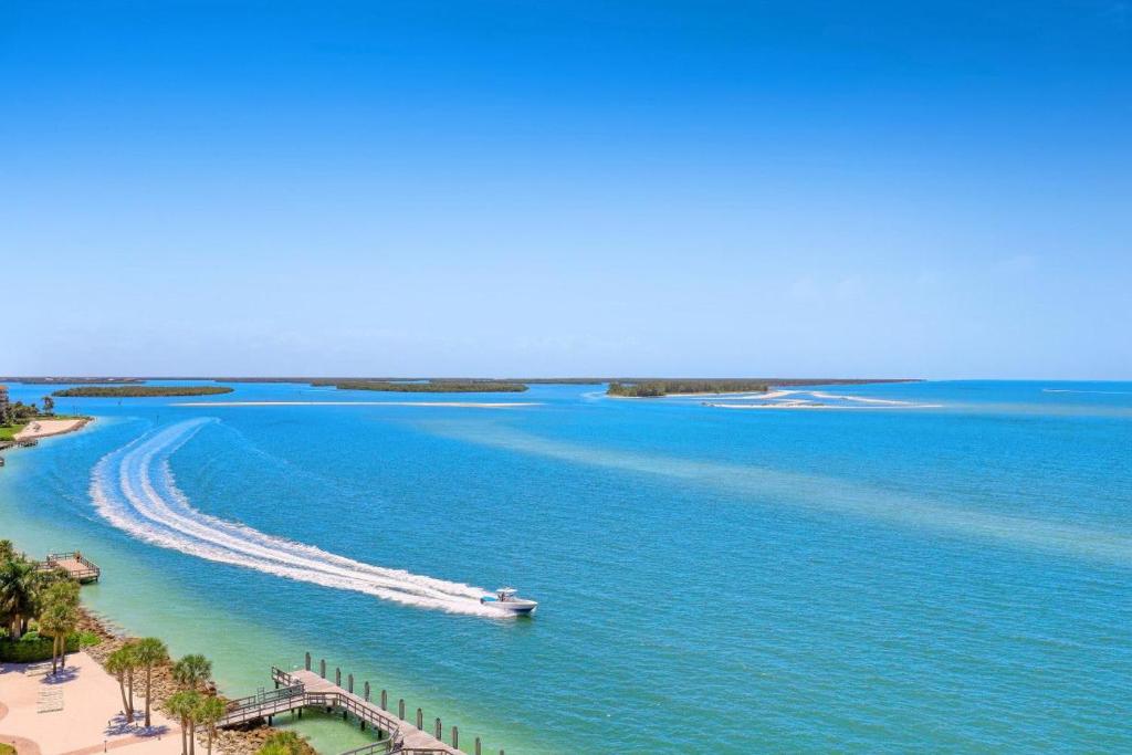 Top floor beachfront condo with ocean views/pool/spa, Marco Island