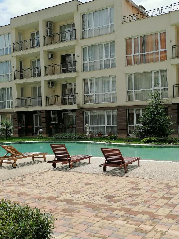 Cozy studio with Pool in Sunny Beach, Slunečné pobřeží