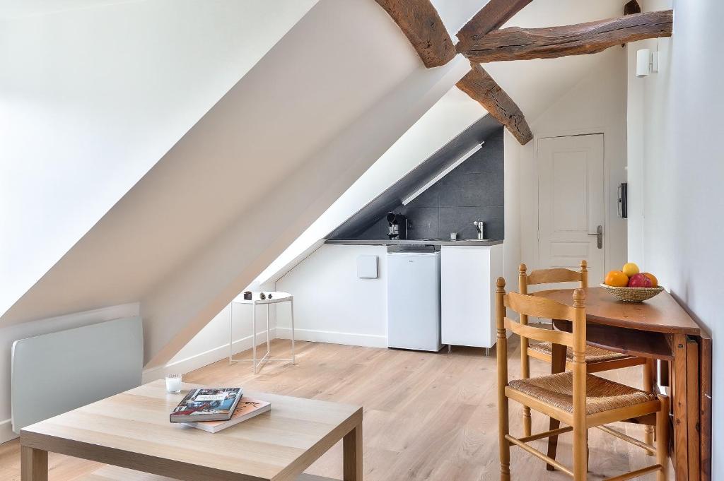 Charming 1 Bedroom Apt in the Heart of Paris (6F) - 2