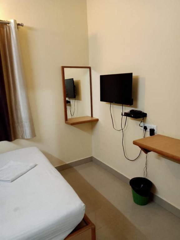 Brishen and Gavins Inn — Hotel in Poovar