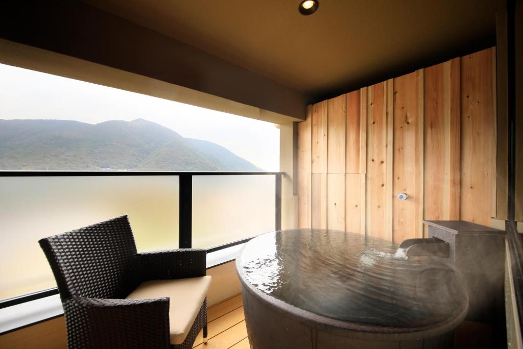 อ่างแช่น้ำร้อนกลางแจ้ง